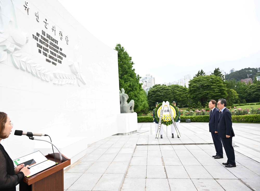 조태열 장관, 유엔기념공원 방문